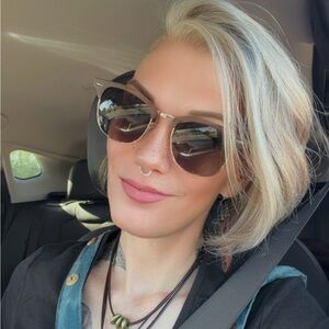 Meet your Posher, Dana